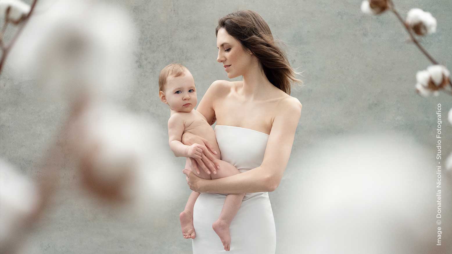 Read more about the article 3 Creative Ideas For Your Motherhood Photoshoots
