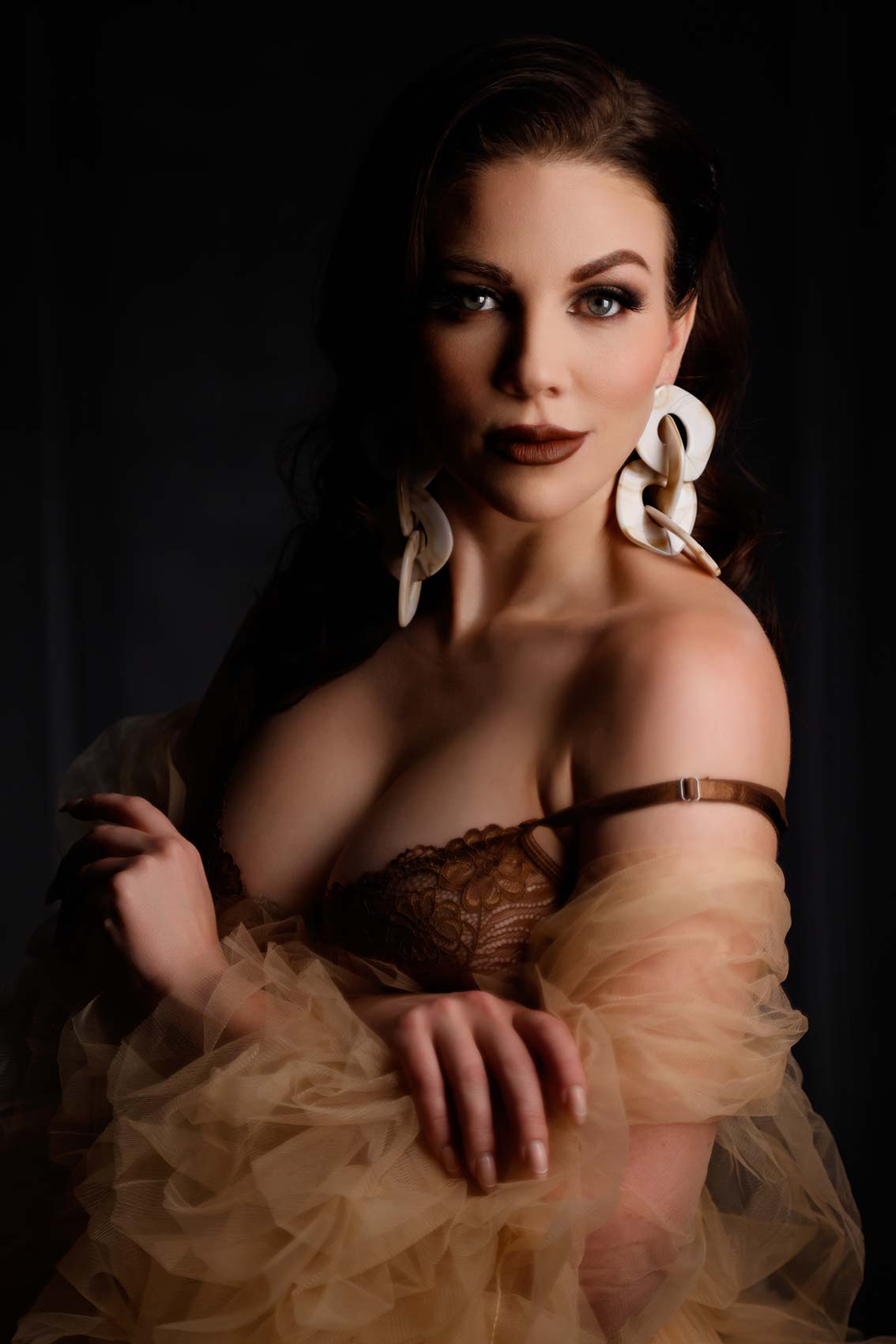 CORRECTIVE LIGHTING FOR BOUDOIR PHOTOGRAPHY